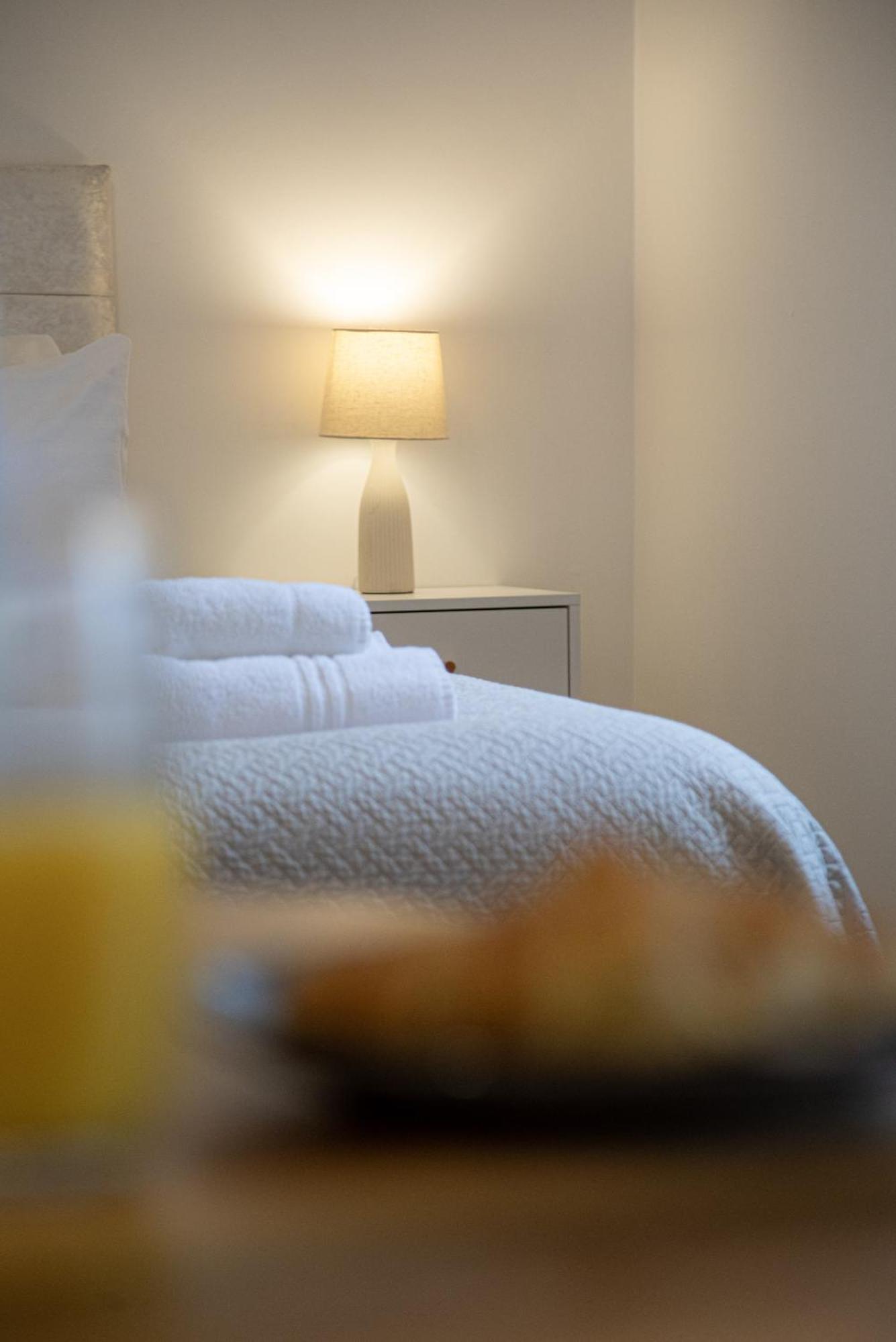 Crescent House Apartments Телфорд Номер фото